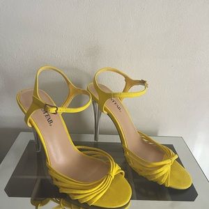 BEAUTIFUL JUST FAB YELLOW STRAPPY HEELS WITH CLEAR HEEL!
